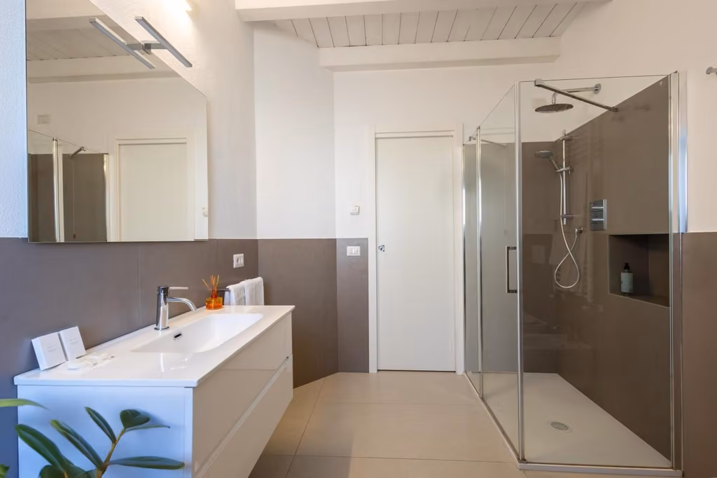Secondo bagno privato con doccia della struttura a Vasto