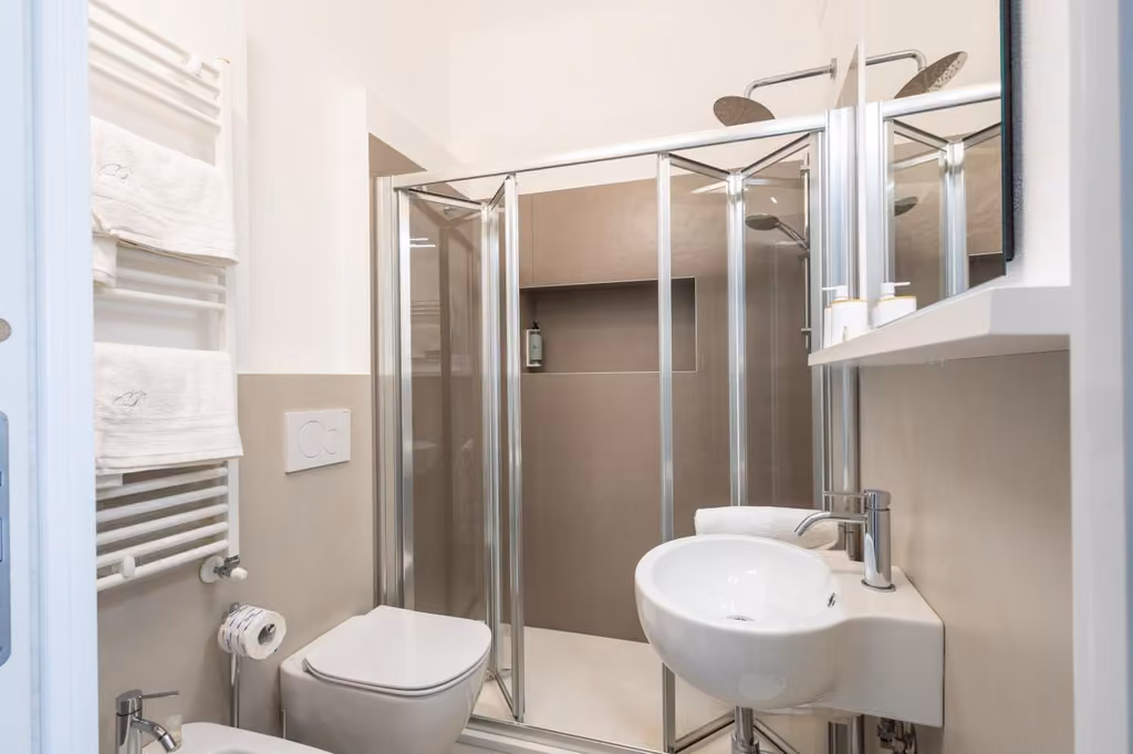 Bagno con box doccia e sanitari in ceramica dell’appartamento a Vasto