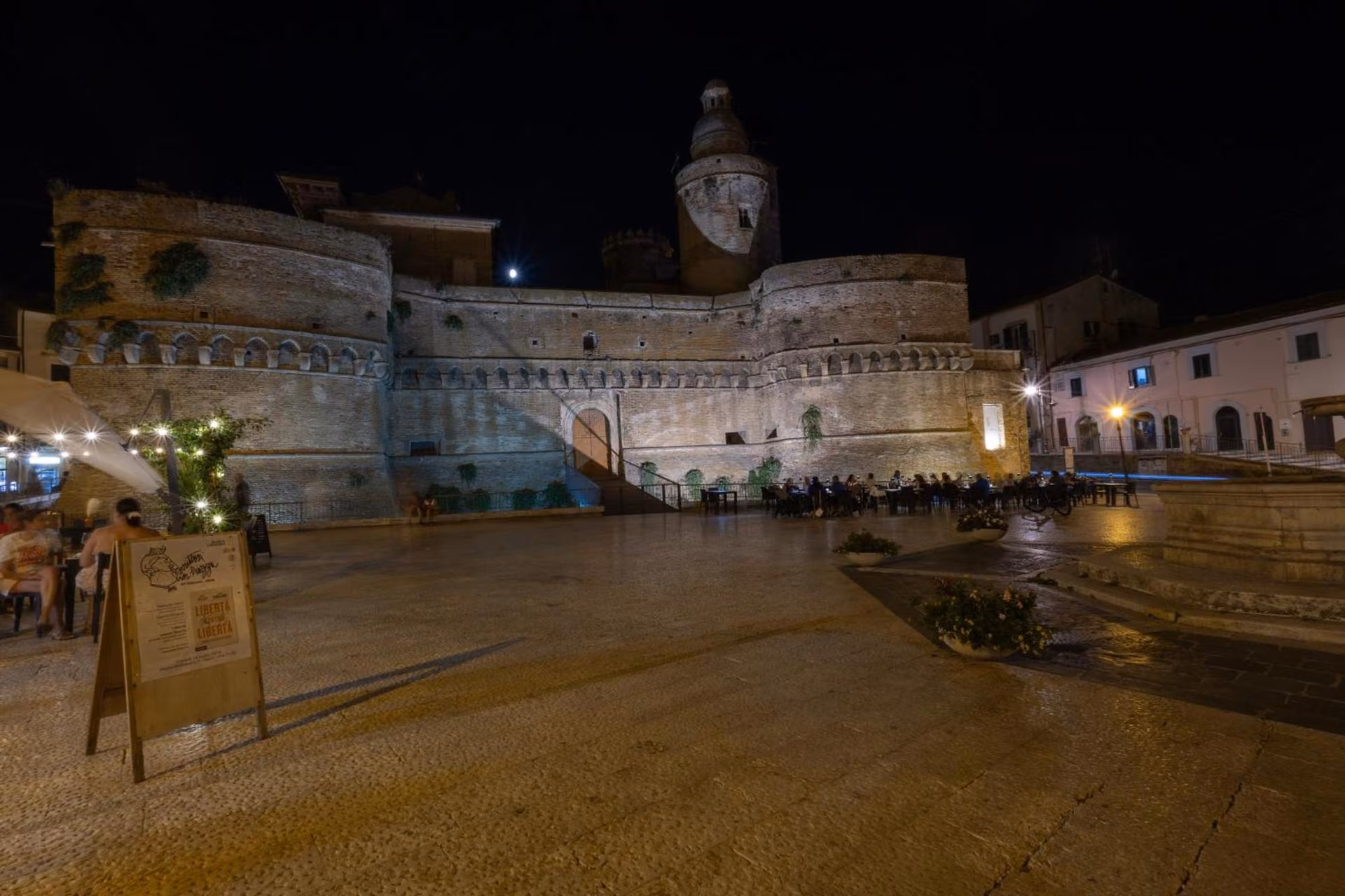 Edificio con torre dell’orologio di notte nel centro di Vasto