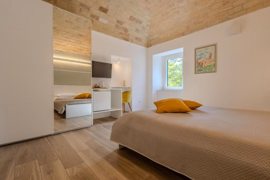 Camera da letto con grande letto e scrivania di Corso Garibaldi 21 Apartment & rooms a Vasto