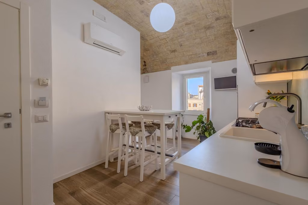 Cucina con isola e sgabelli dell’appartamento nel centro storico di Vasto