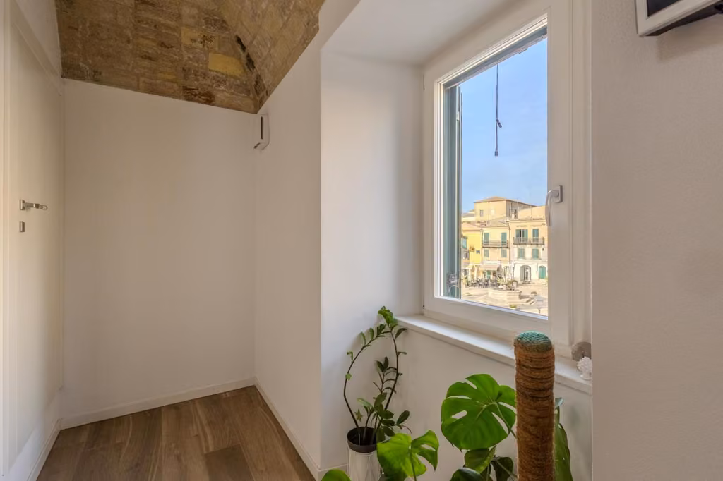 Stanza luminosa con finestra e pianta di Corso Garibaldi 21 Apartment & rooms