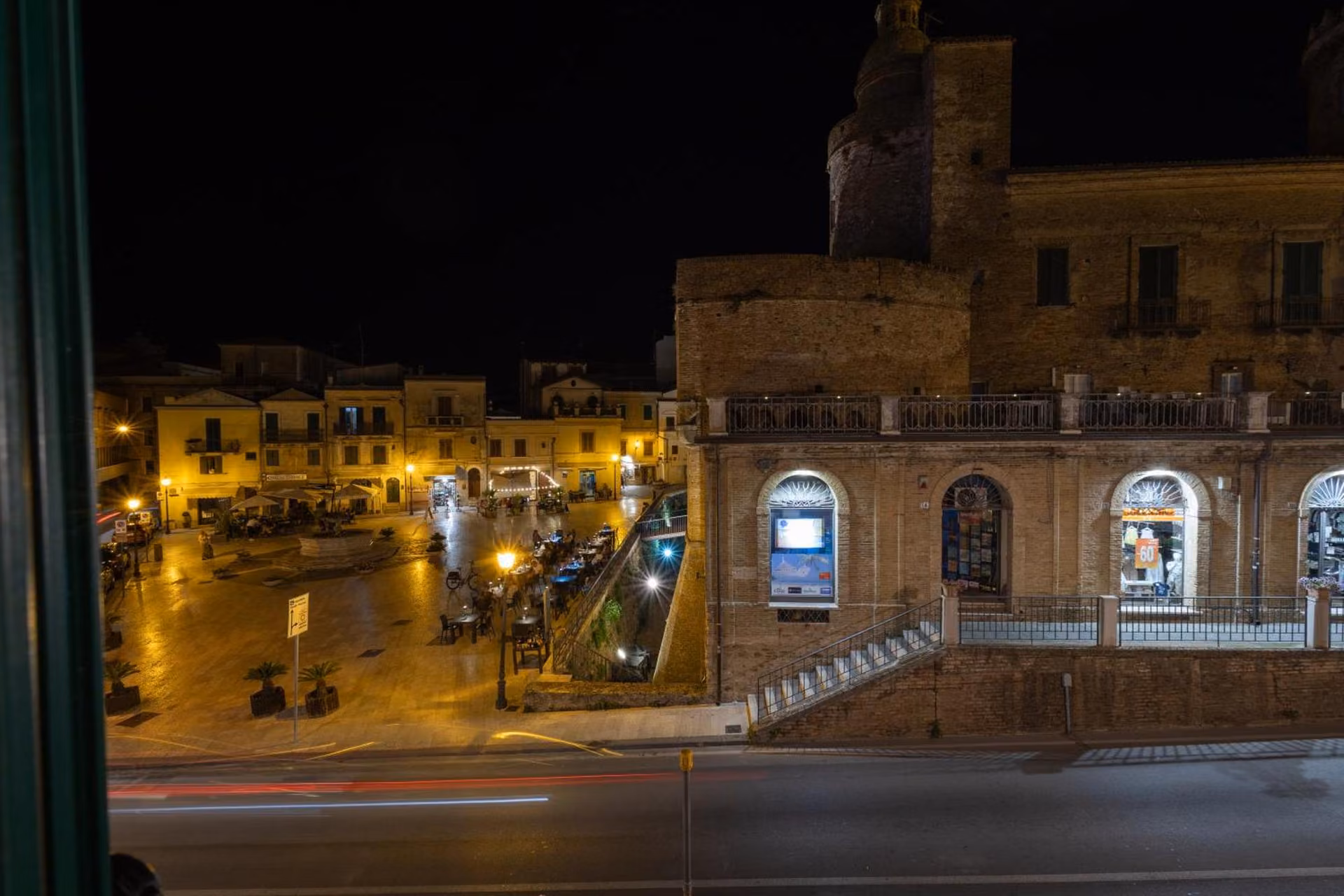 Veduta notturna di una strada del centro storico di Vasto